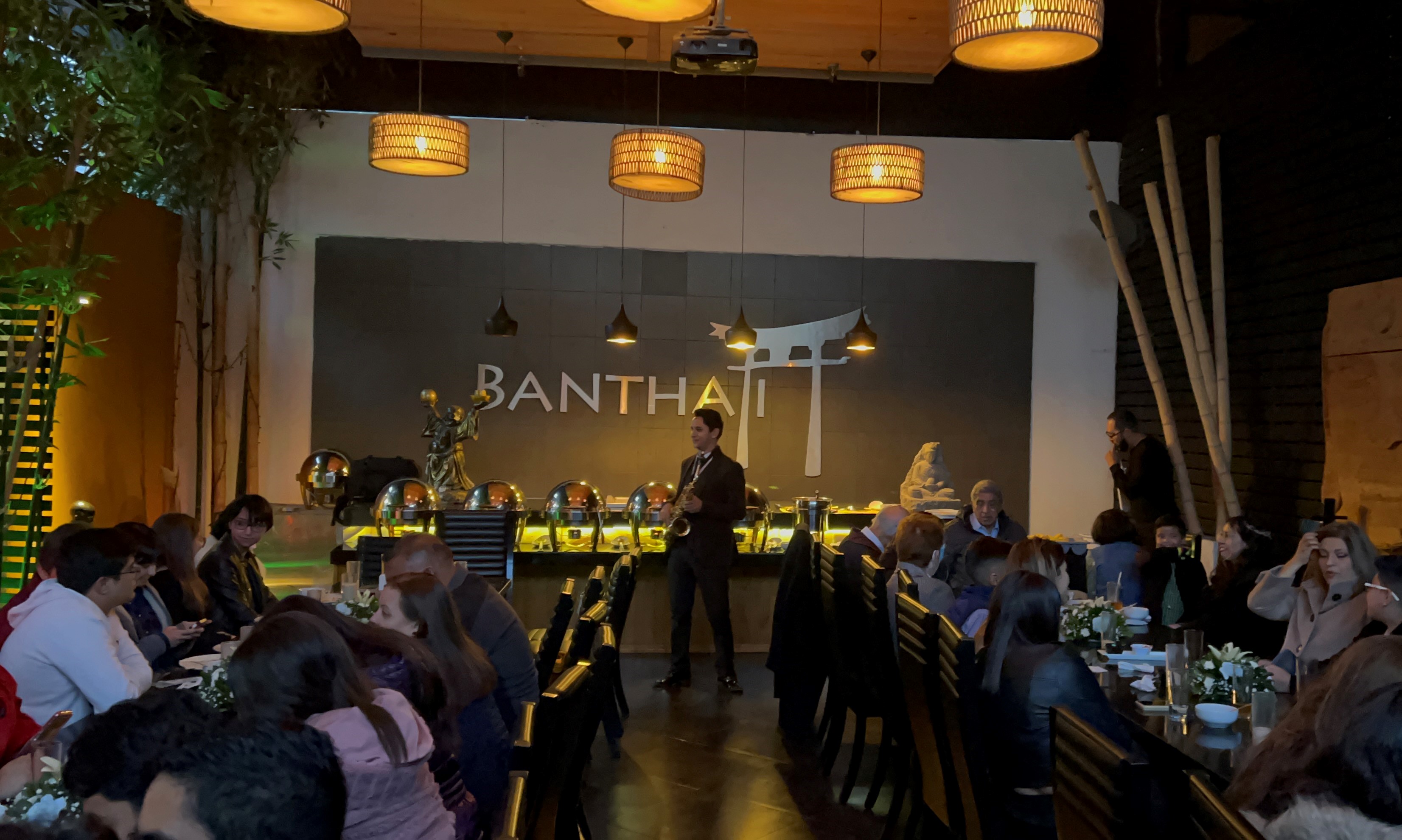 El maestro Rommel tocando en el restaurante Banthai